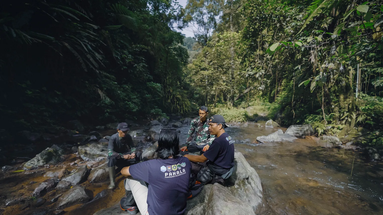 A team seeks to rehabilitate a watershed at Curug Cikarakak 31.