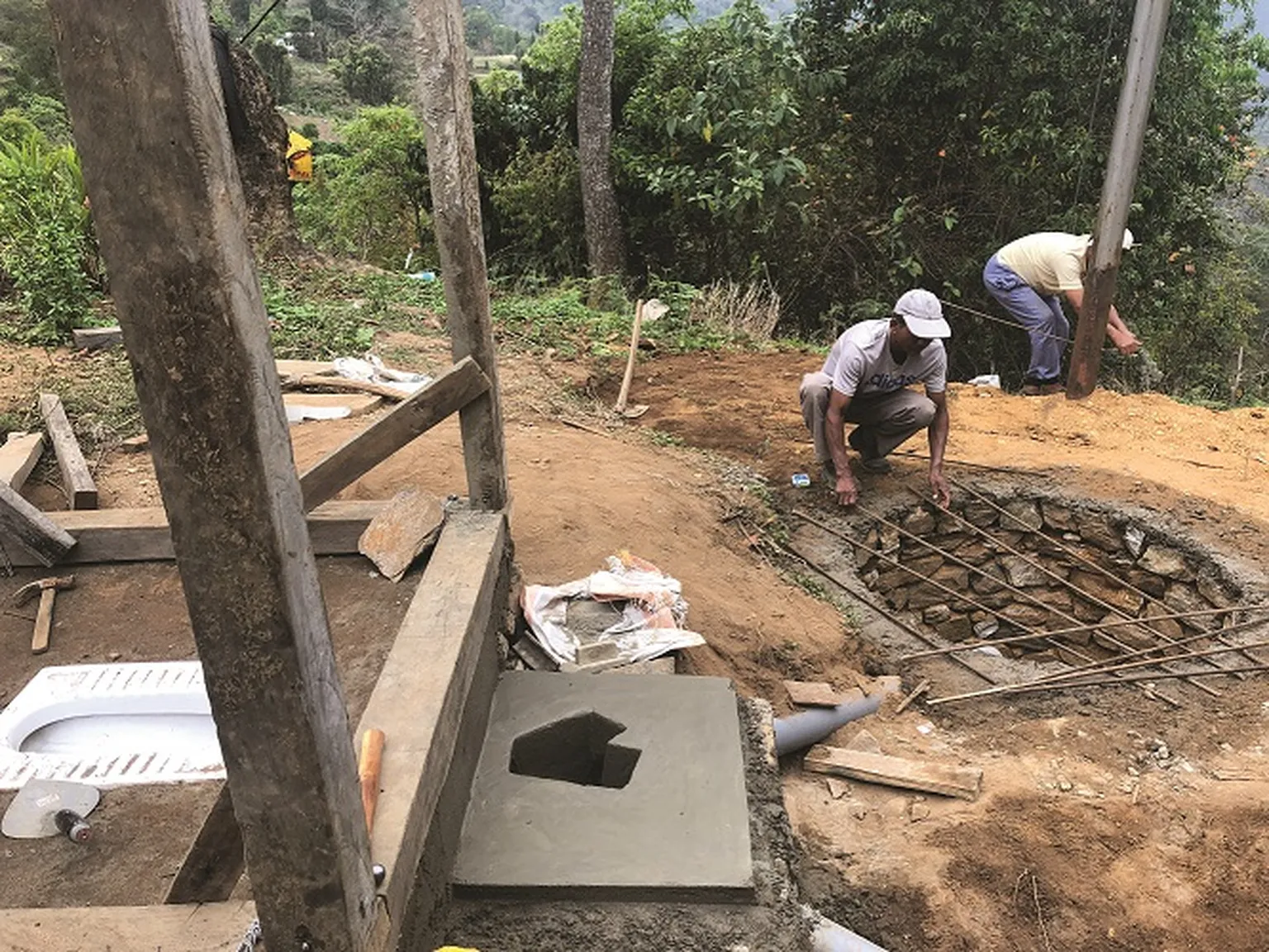 SNV mason training: alternating twin pit construction in Bhutan (Photo: SNV/Tashi Dorji)